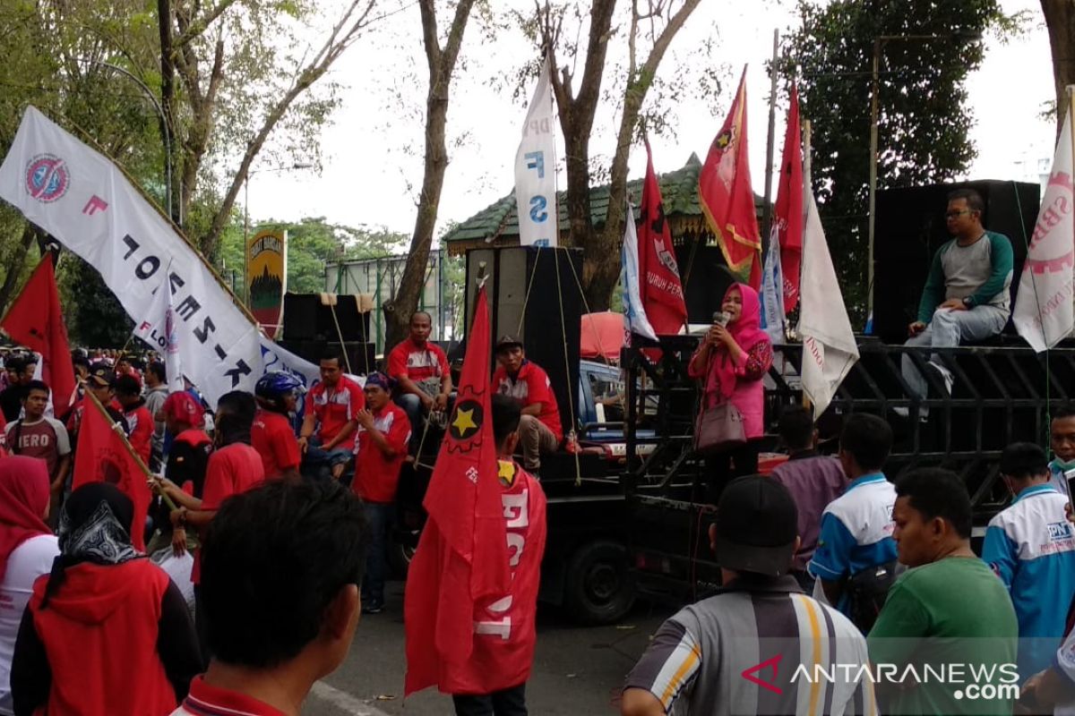 Ribuan buruh di Medan gelar aksi demontrasi tolak Omnibus Law