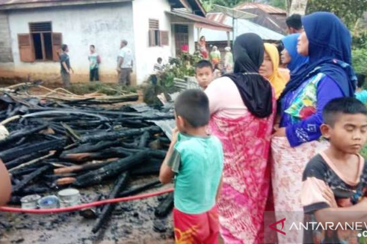 Ditinggal mengaji, rumah seorang janda di Tapsel ludes terbakar