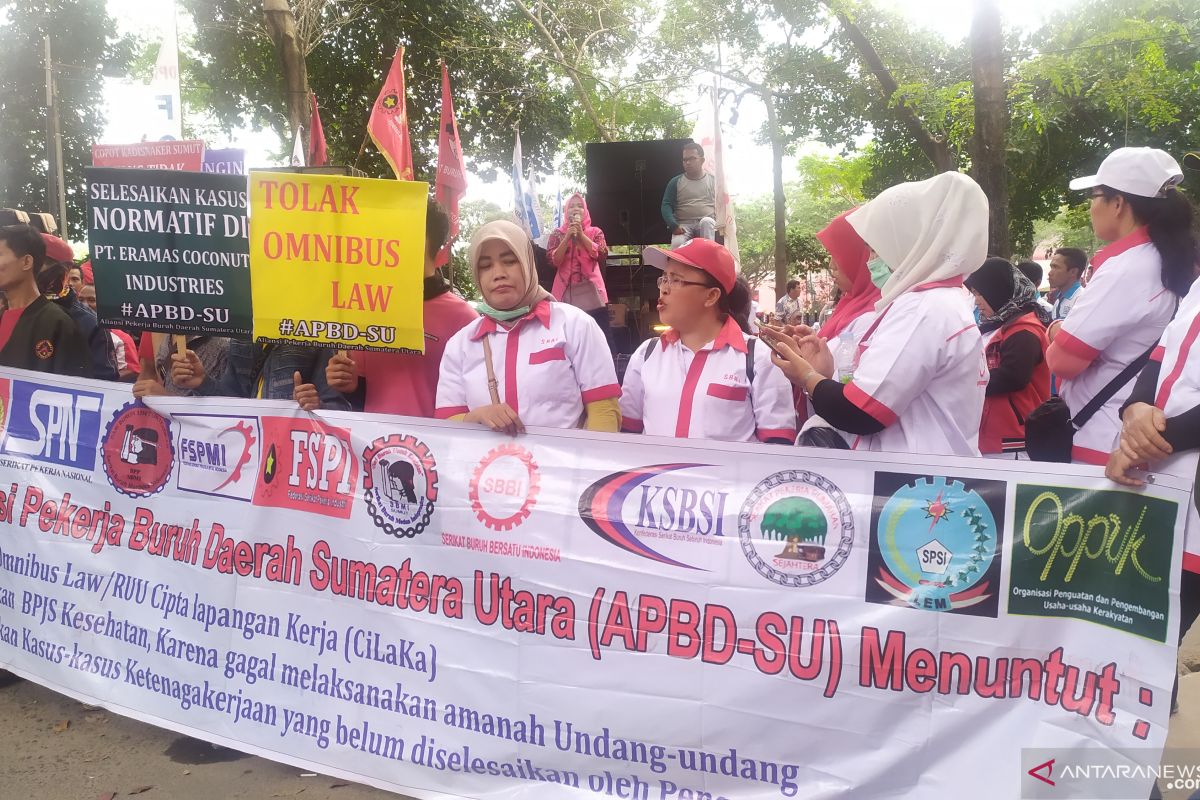 Ribuan buruh di Medan demo tolak Omnibus Law