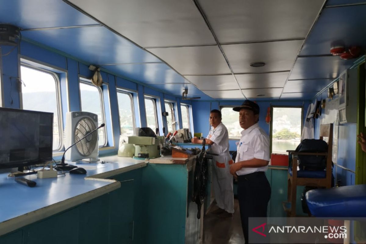 Cuaca buruk di Banggai, KMT Teluk Cenderawasih II alami keterlambatan