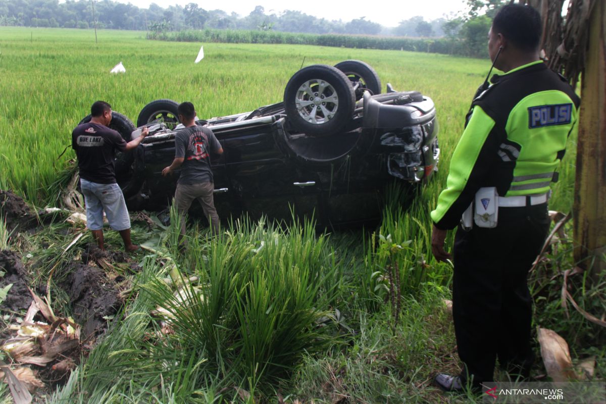 Mobil dinas Pemkab Sukabumi terguling ke areal persawahan