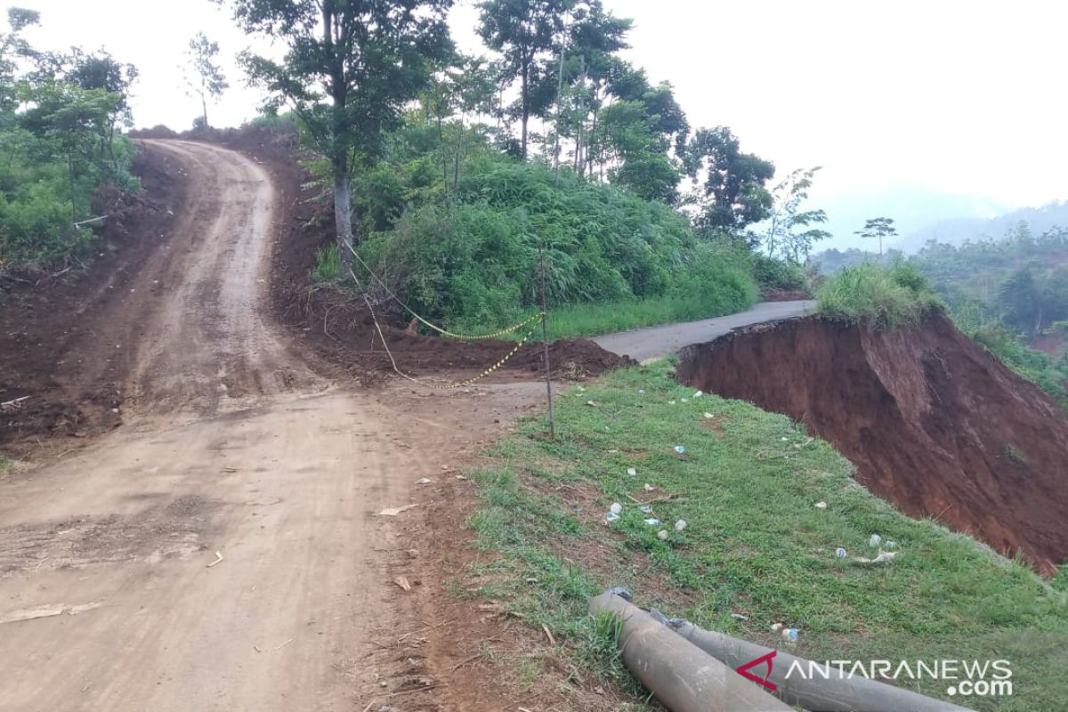 Dua bukit dibelah demi buka akses jalan desa terisolasi di Sukajaya