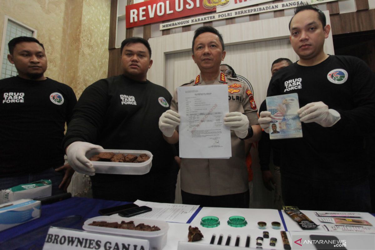 Bawa "brownies" mengandung ganja,  polisi tangkap WNA Amerika