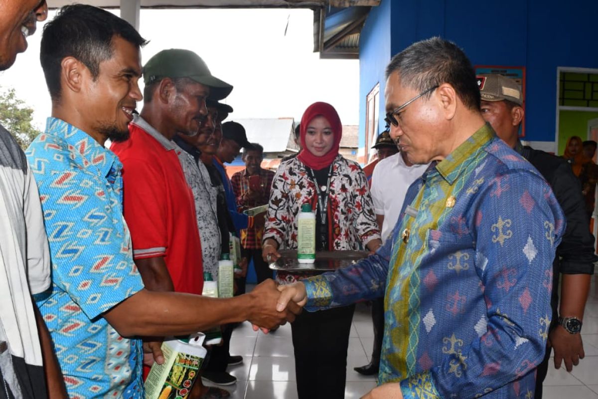 Kembangkan pertanian organik, Bupati Koltim serahkam bantuan POC