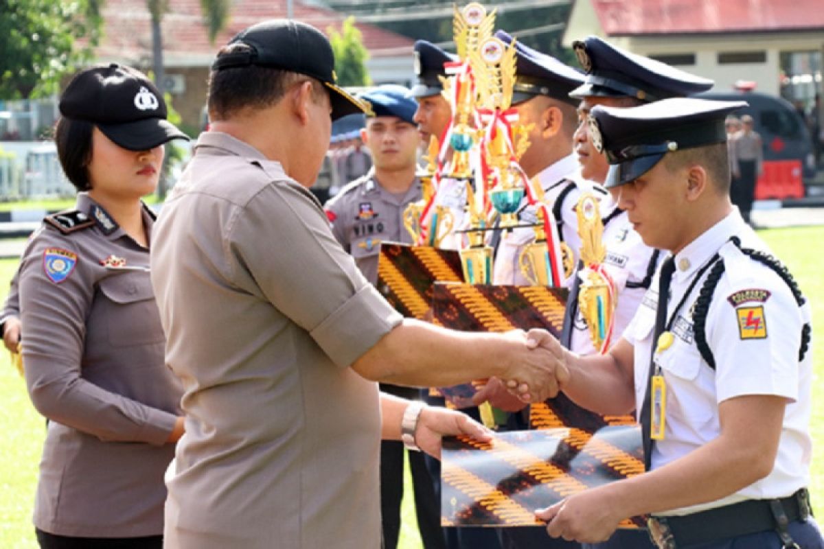 Polda Sulawesi Utara Berikan Penghargaan kepada Satpam Berprestasi