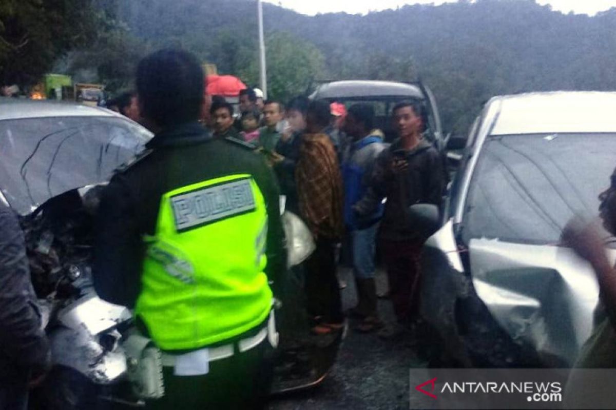 Tabrakan beruntun di Kayu Jao, sembilan orang terluka