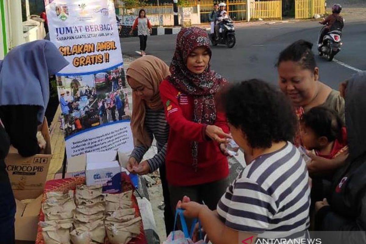 Dinsos-penyandang disabilitas Kota Magelang berbagi nasi bungkus "Jumat Bersaudara"