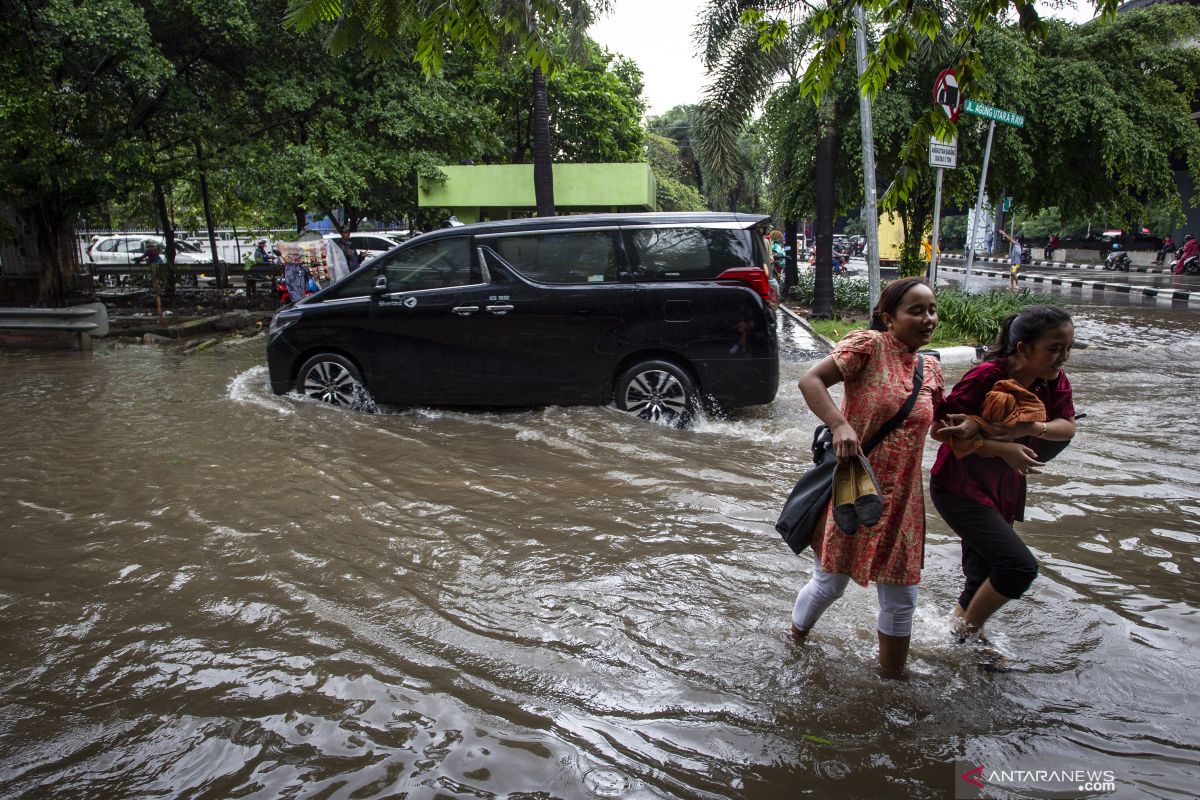 Sabtu, tiga wilayah di Jakarta diperkirakan hujan petir