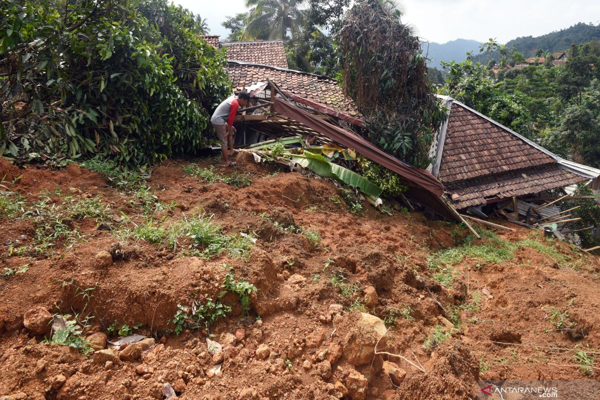 Rumah mantan kepala jorong  Koto Hilalang  tertimbun longsor