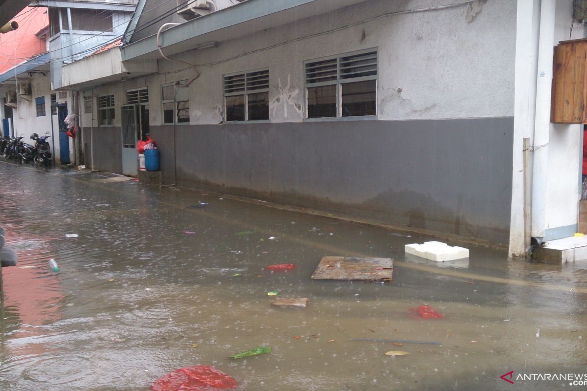 Gang Kelinci III Pasar Baru Jakarta ada genangan air