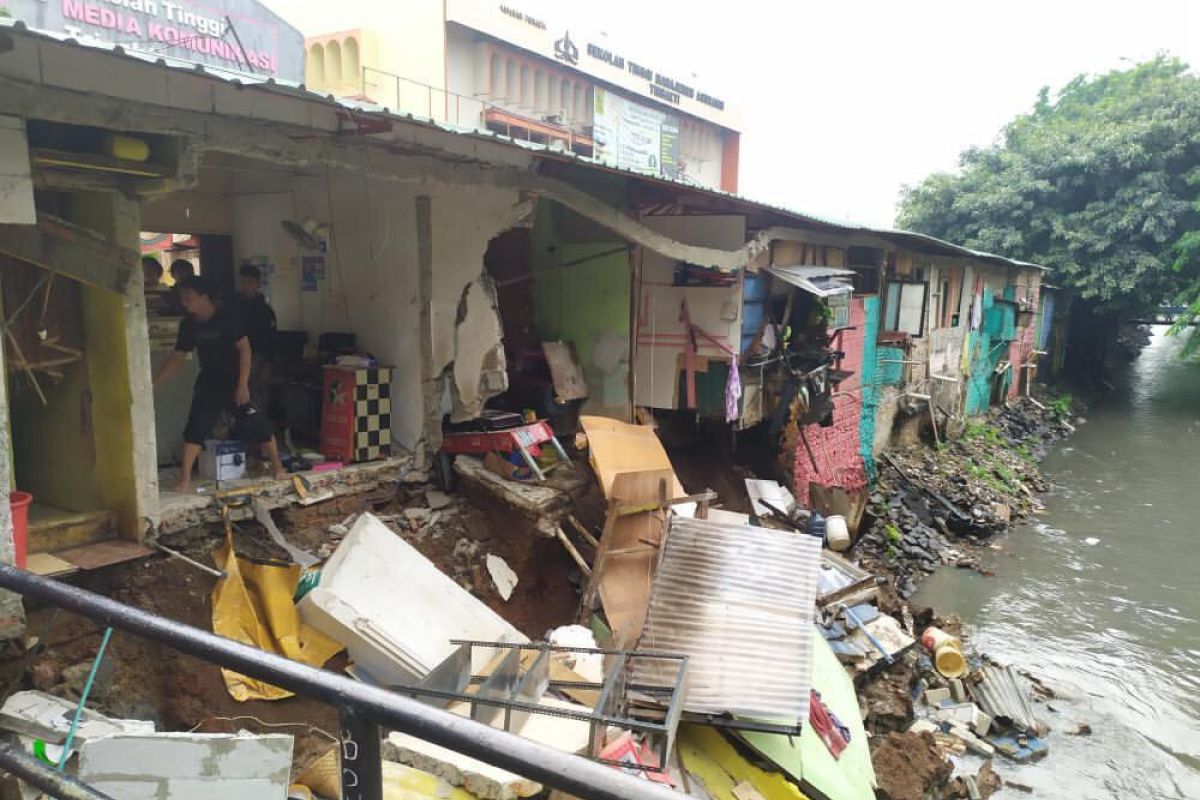 Sejumlah ruko di Pulo Gadung ambles akibat longsor