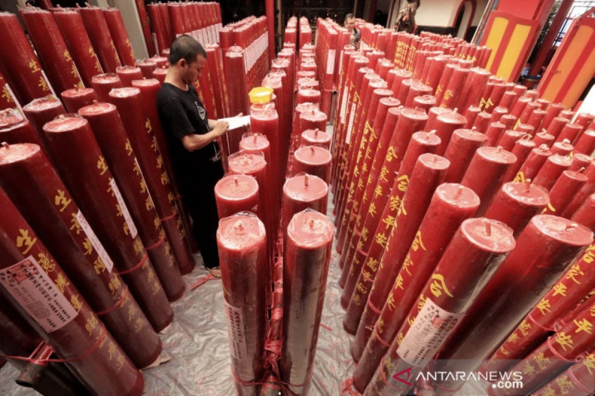 Vihara Dharma Ramsi Bandung nyalakan ratusan lilin jelang Imlek