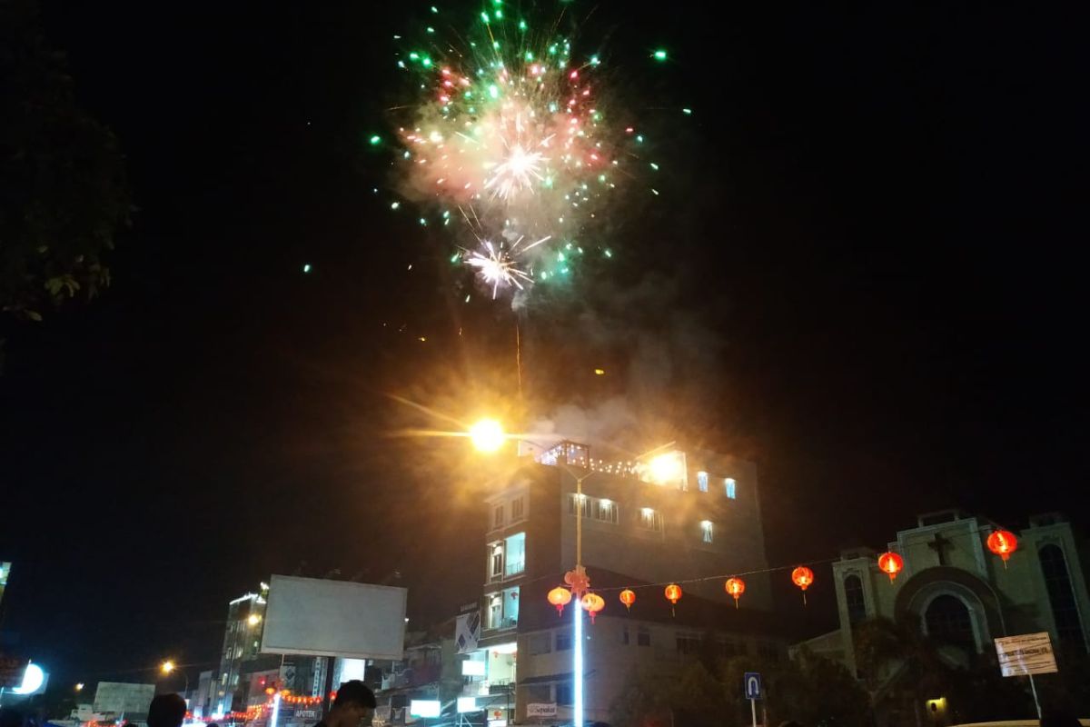 Masyarakat Pontianak antusias saksikan kemeriahan pesta kembang api di malam Imlek