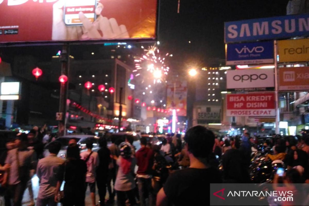 Warga Pontianak padati sepanjang Jalan Gajah Mada di Malam Imlek