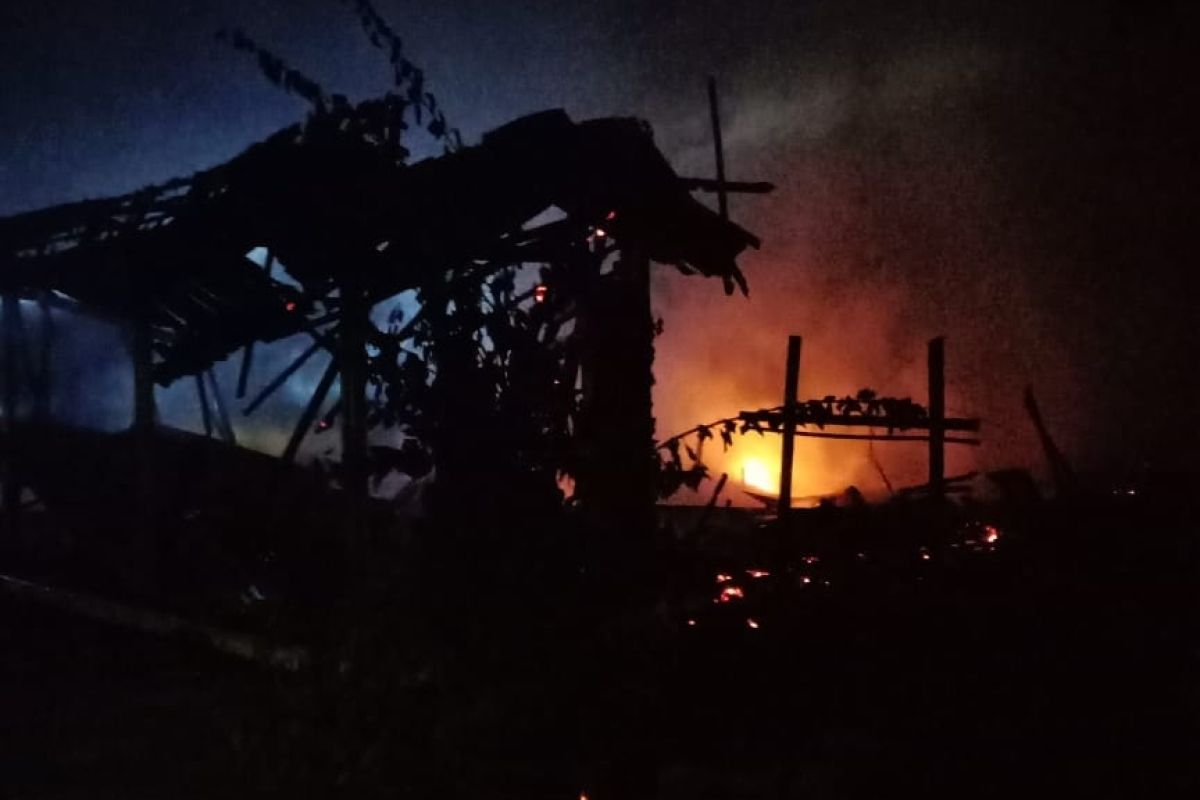 Mabuk miras, seorang pria bunuh ibu kandung dan bakar rumah sendiri