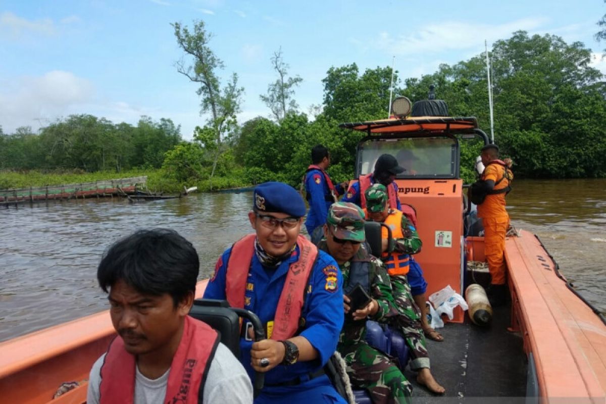 Kapal nelayan di Lampung Timur tenggelam dihantam ombak, dua selamat, tiga hilang