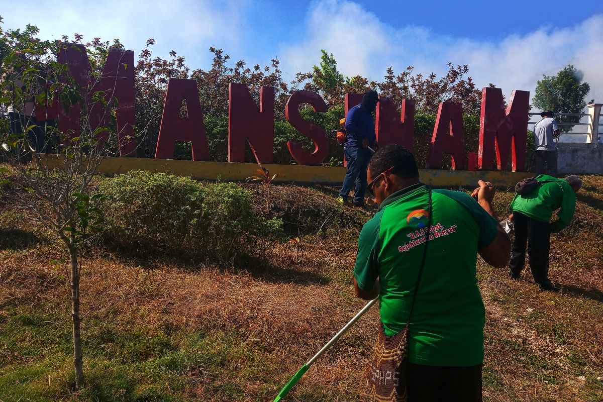 Gubernur Dominggus kerahkan pegawai bersihkan Pulau Mansinam