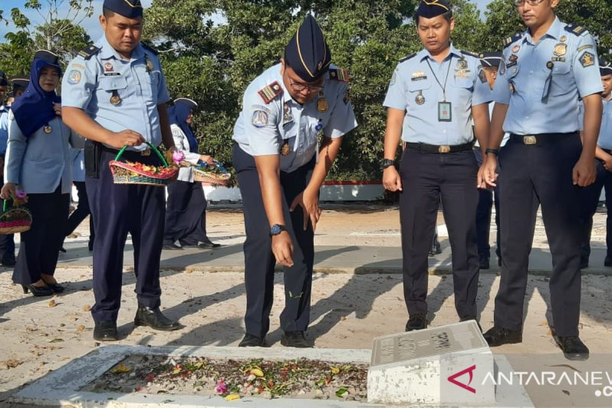 Pegawai Kantor Imigrasi Batulicin tebar bunga di Mattone