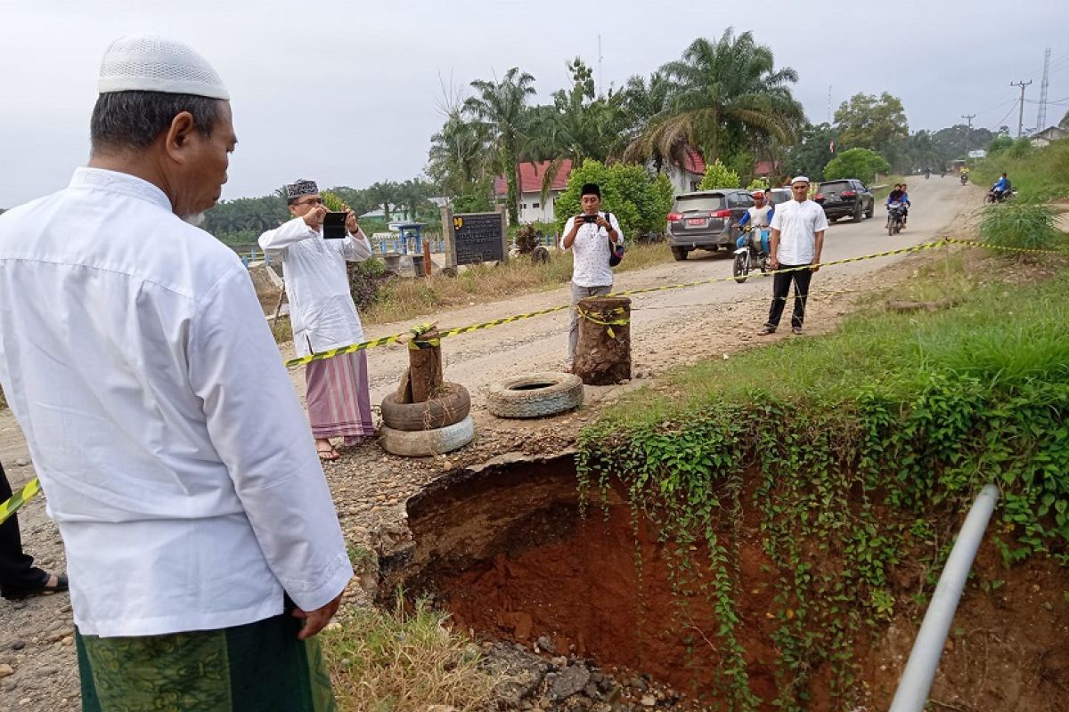 H Mashuri pantau jalan ambles di Desa Sungai Sahut