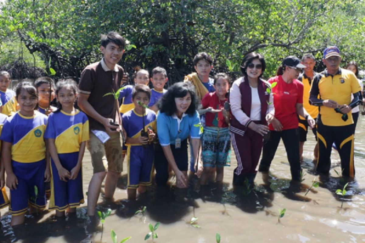 Polda Sulawesi Utara tanam bibit mangrove di Tongkaina