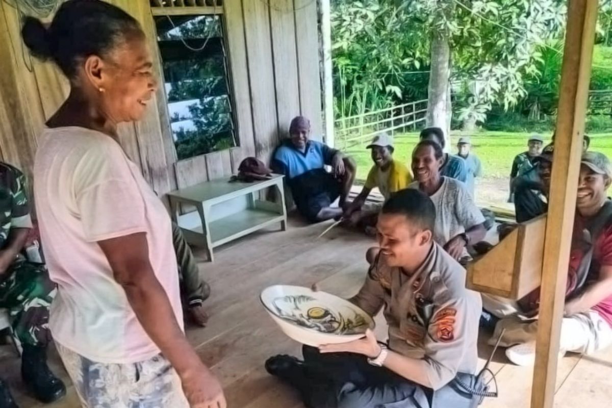 Masyarakat adat Yapen beri penghargaan  polisi "piring gantung"