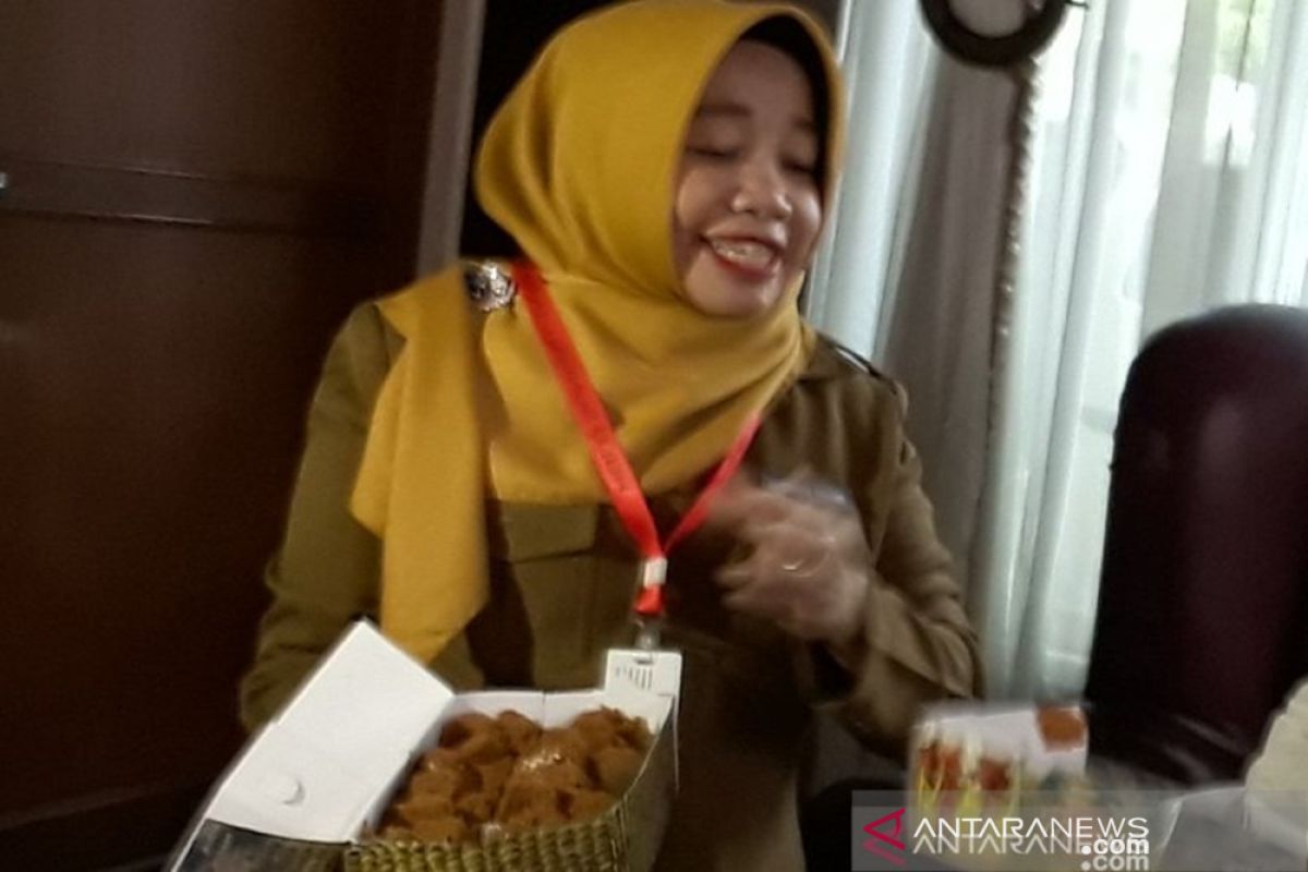 Ketua PKK HSU Hj Anisah Rasyidah Wahid yang cinta teratai