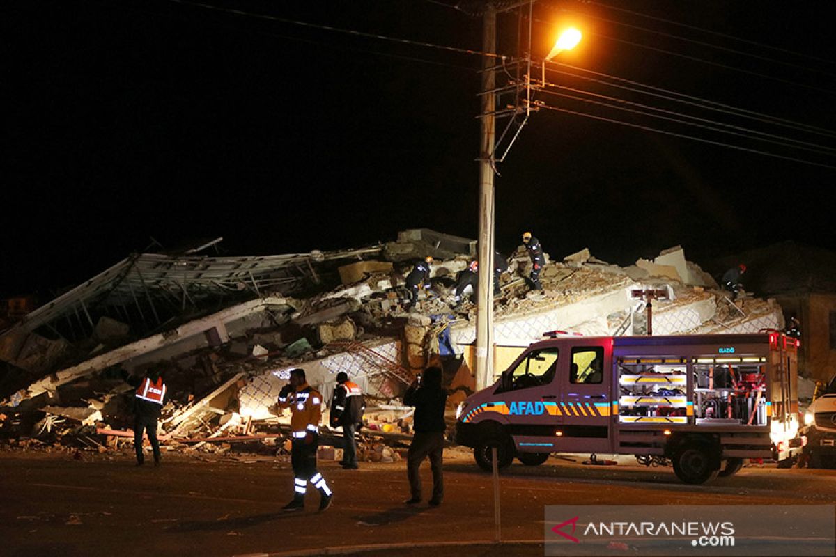 Laporan sementara 20 tewas dalam gempa yang mengguncang Turki timur