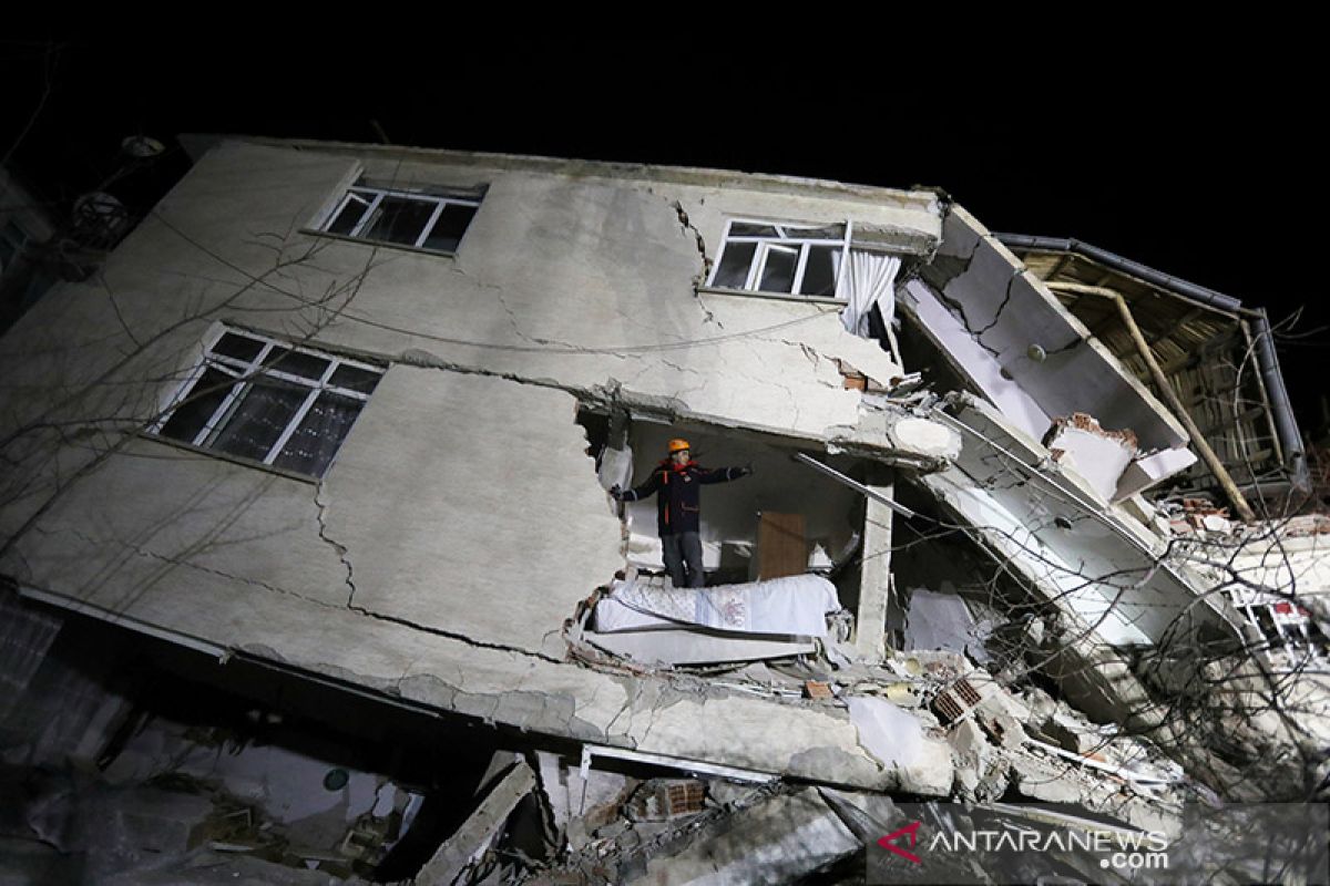 Gempa Turki, tujuh tewas dan ribuan gedung roboh