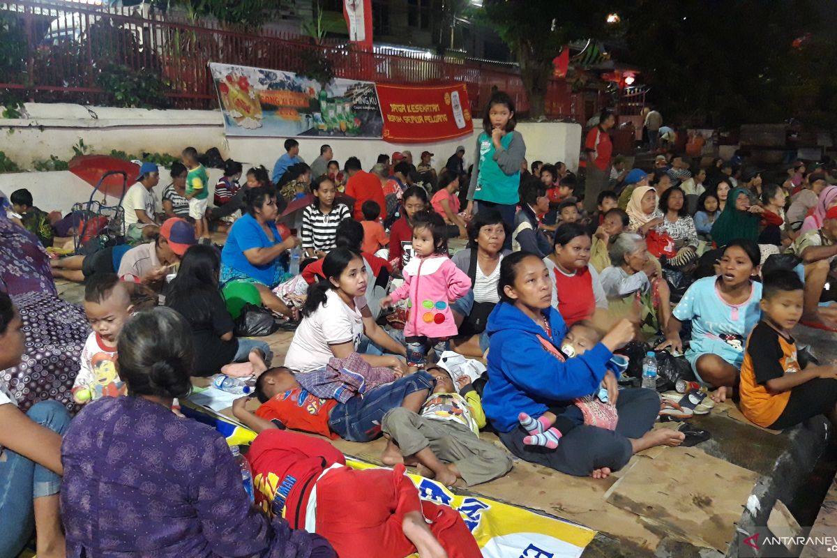 Pembagian angpau di Wihara Dharma Bhakti Jakarta sempat ricuh