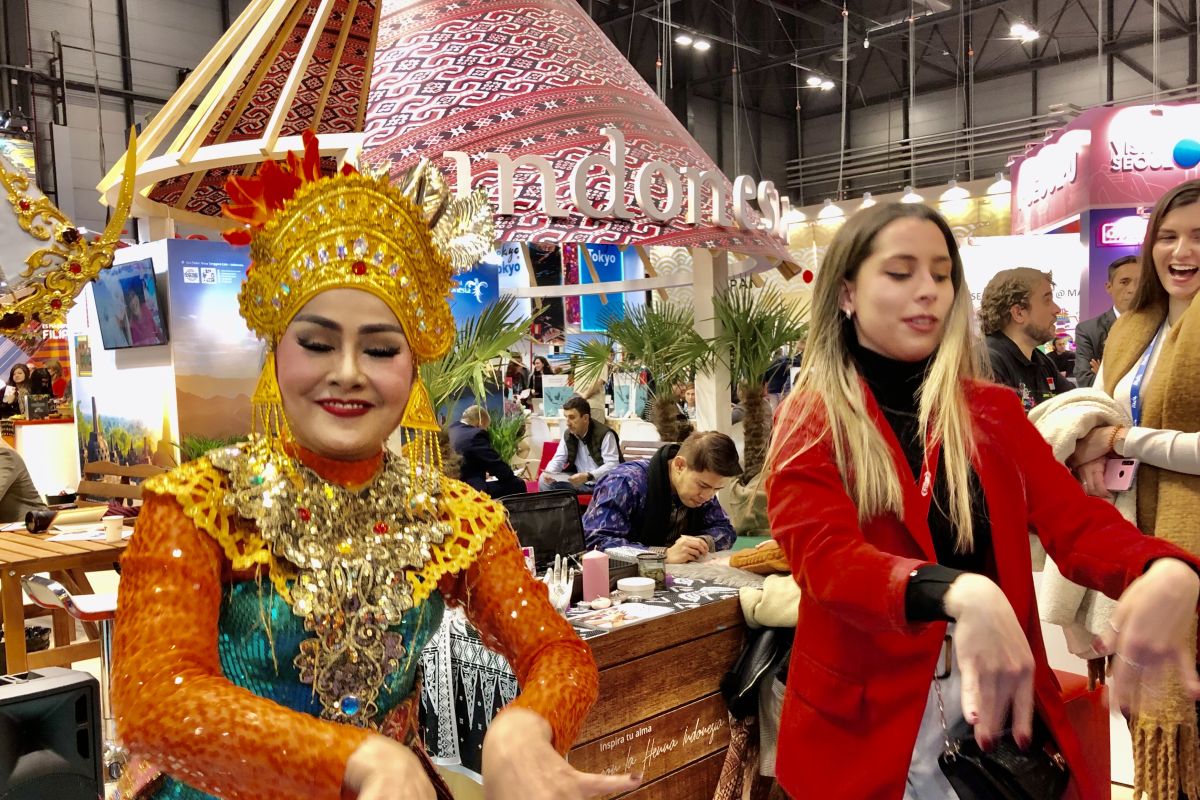 Tarian Indonesia menjadi daya tarik pengunjung Fitur Madrid