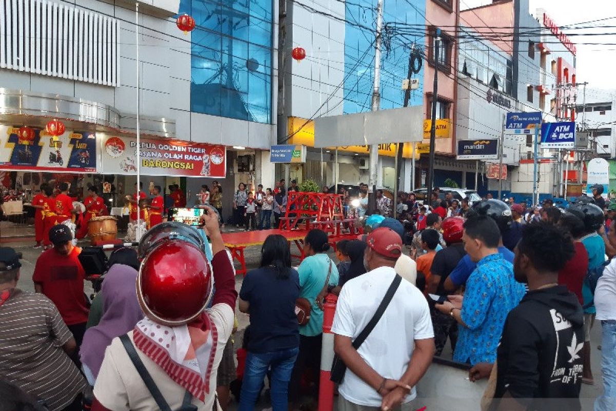 Atraksi barongsai Imlek jadi tontonan warga Jayapura