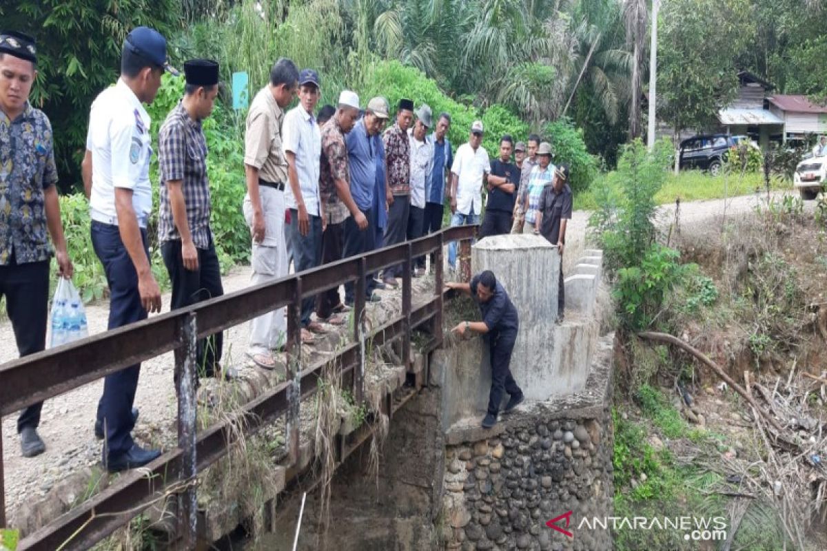 Jembatan penghubung dua kecamatan yang rusak di Tandikek ditinjau Bupati