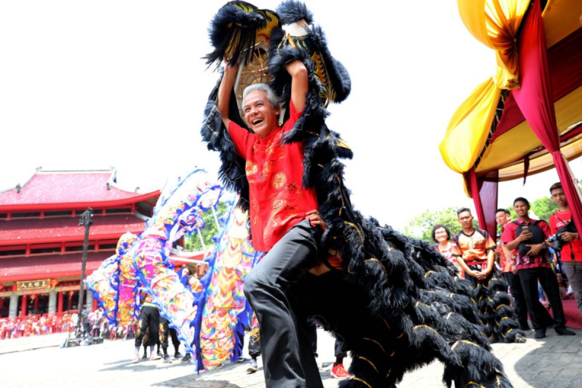 Ganjar main barongsai saat perayaan Imlek