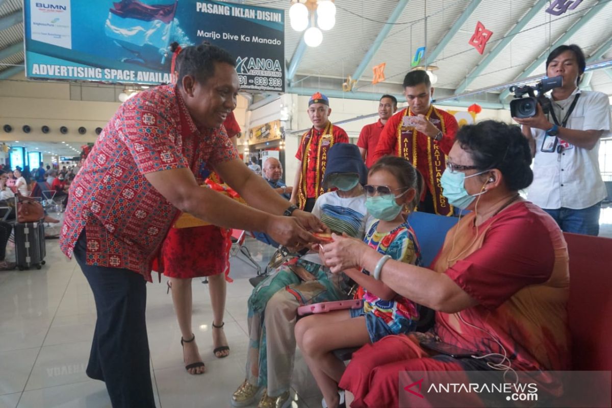 Bandara Samrat Manado rayakan Imlek bersama penumpang