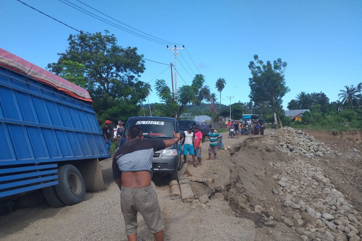 Truk bermuatan terperosok di jalan amblas lintas Gorontalo-Buol