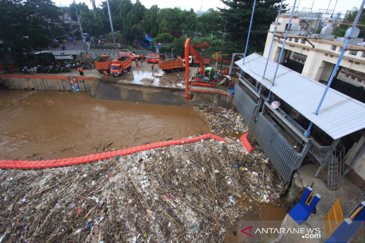 Satu pintu air DKI Jakarta berstatus waspada