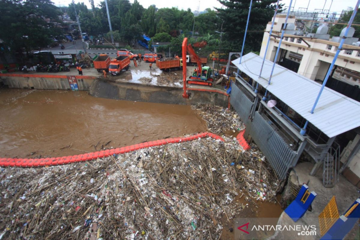 Sabtu pagi Pintu Air Manggarai masih normal