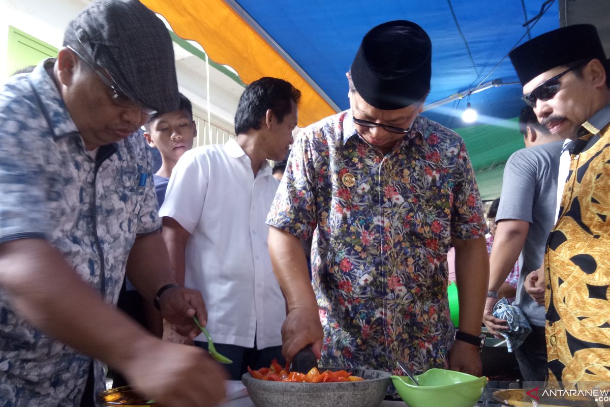 Gubernur Kaltara Irianto Lambrie buat sambal di lokasi pengungsian korban kebakaran