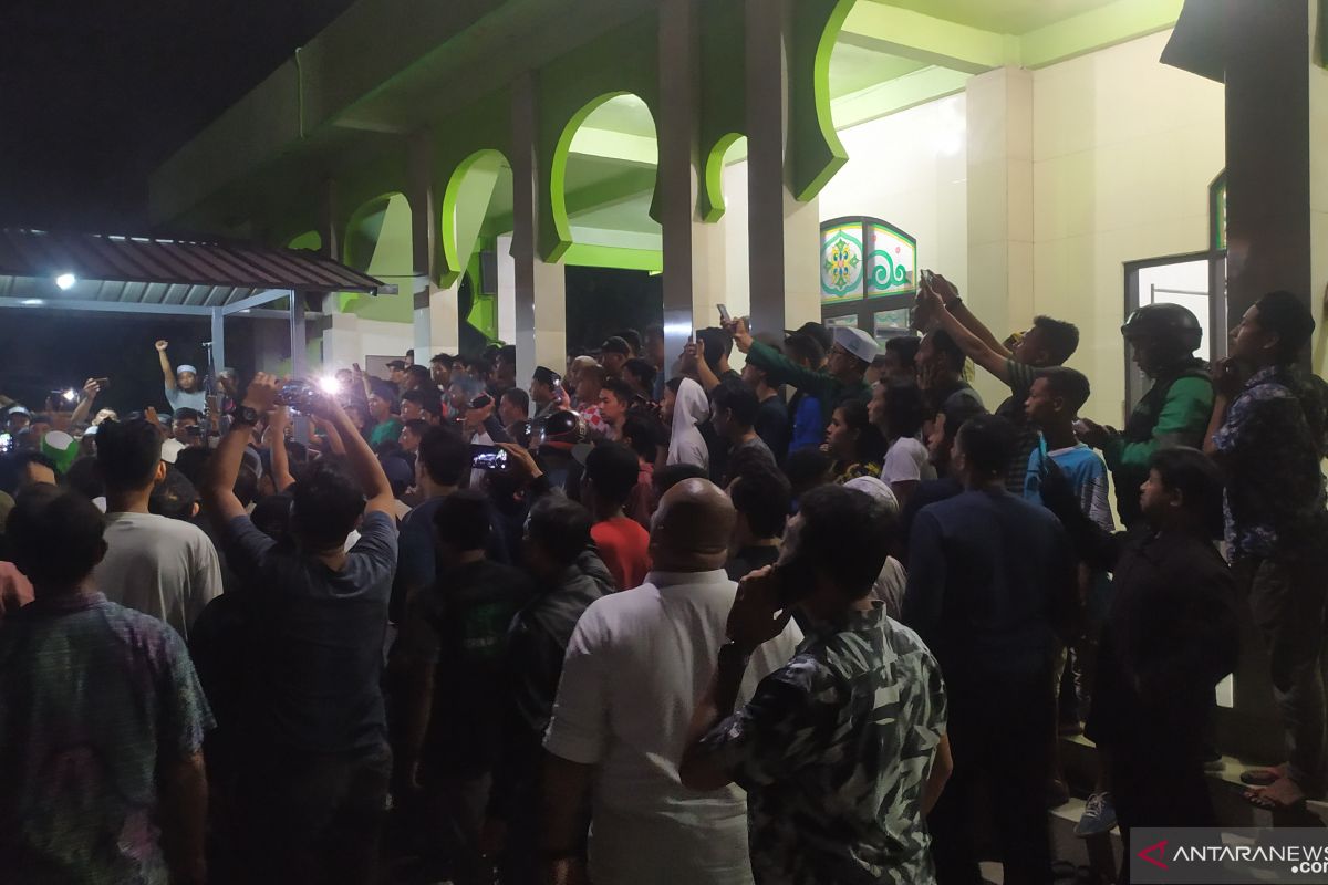 Buntut dari penertiban warung tuak, sekelompok warga serang masjid dengan batu