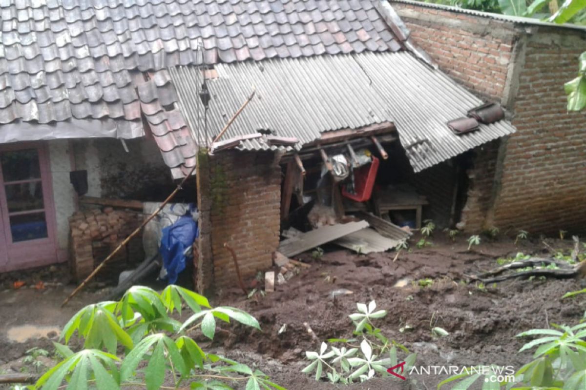 Satu rumah di Garut tertimpa longsor