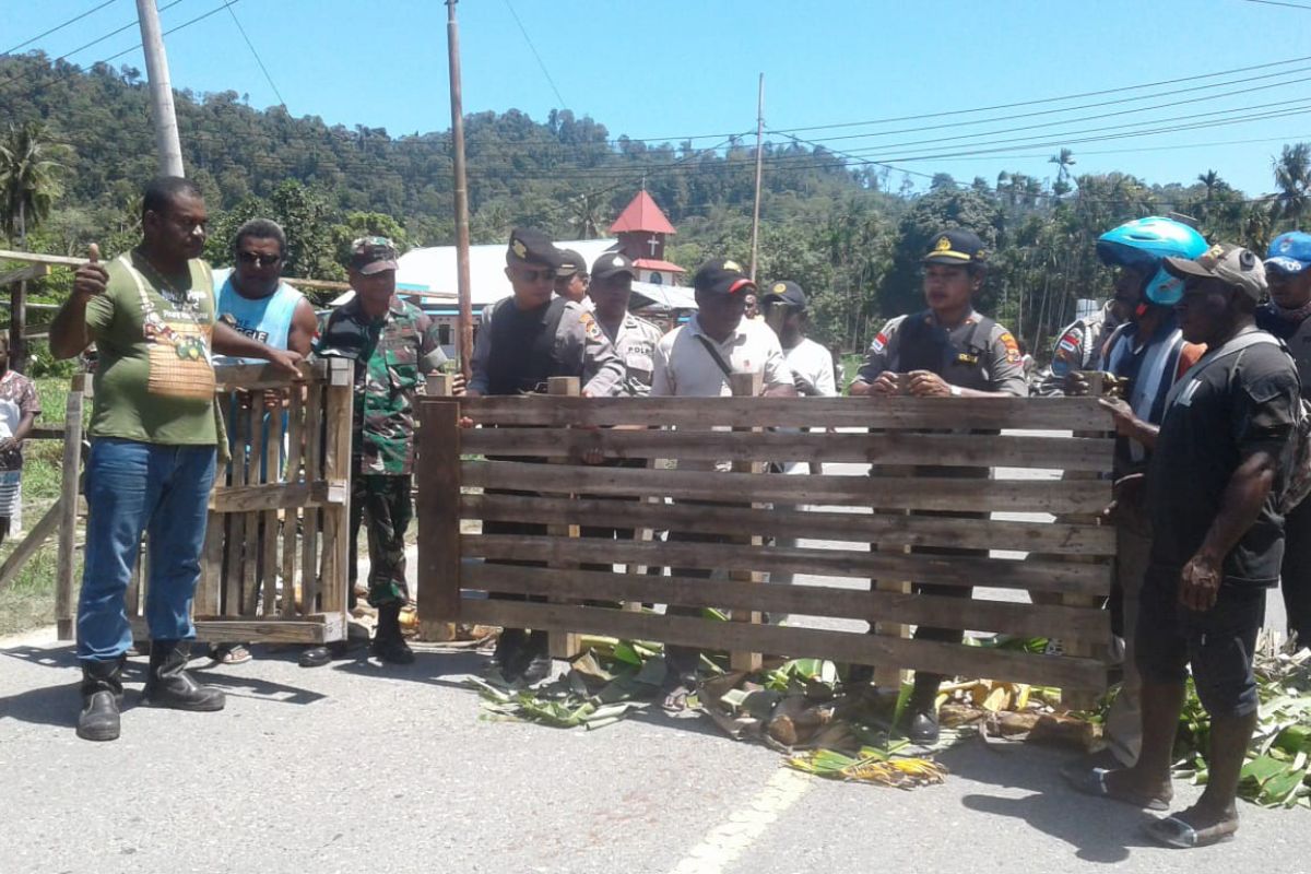 Warga Holtekam Jayapura buka blokade ruas jalan kearah perbataan RI-PNG