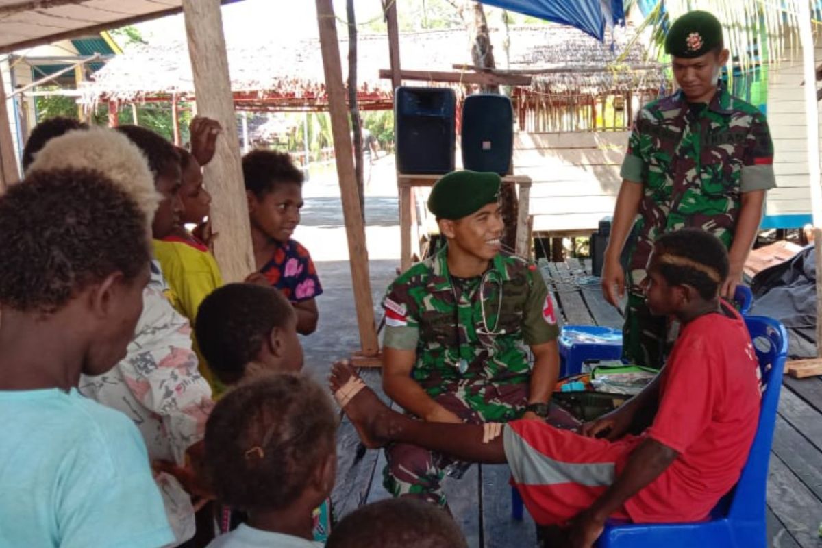 TNI gelar pelayanan kesehatan warga Kampung Kaye Kabupaten Asmat