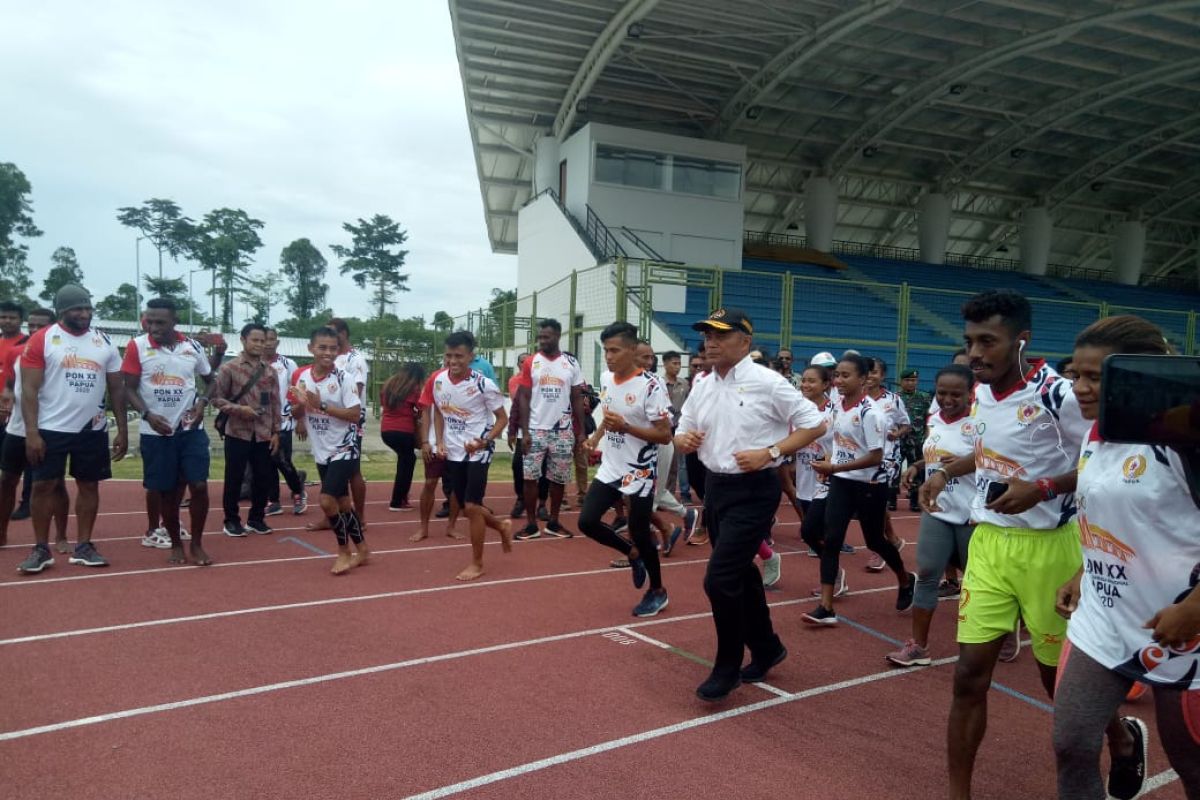 Menko PMK jajal lintasan atletik di Mimika Sport Complex