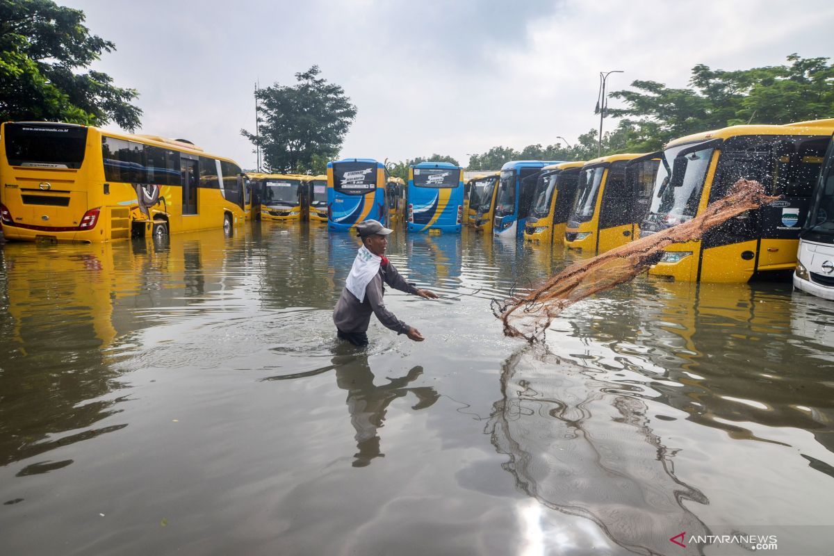 400 houses swamped by 70 cm flood in Bandung City