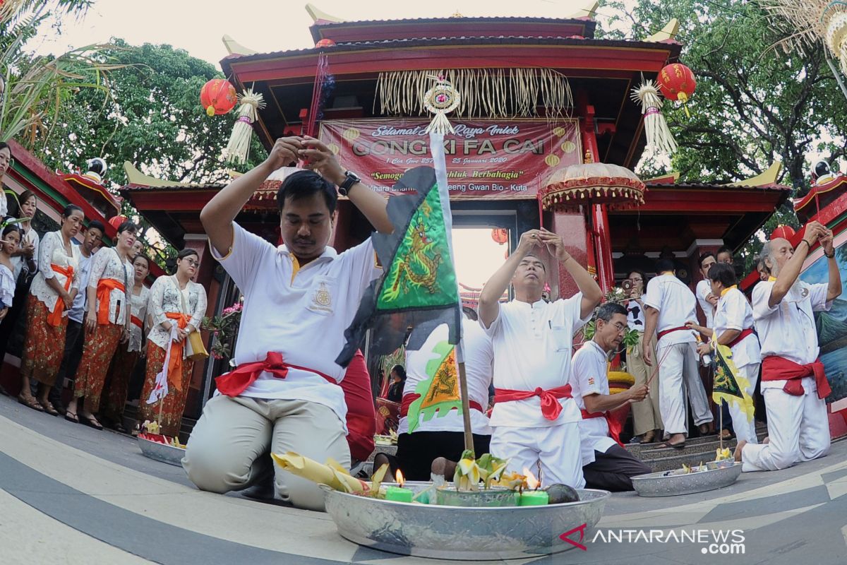 Imlek, masyarakat Tionghoa di Kuta lakukan sembahyang