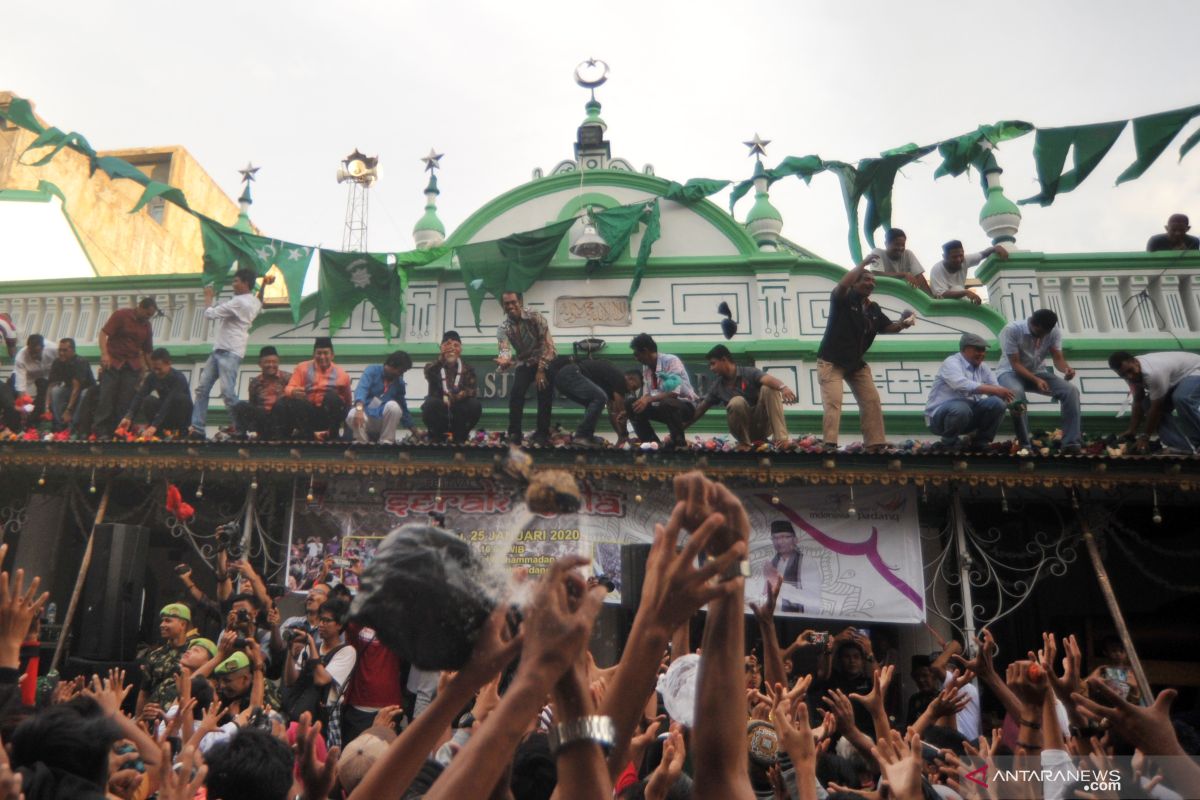 Ribuan warga Padang perebutkan empat ton gula pada Festival Serak Gulo