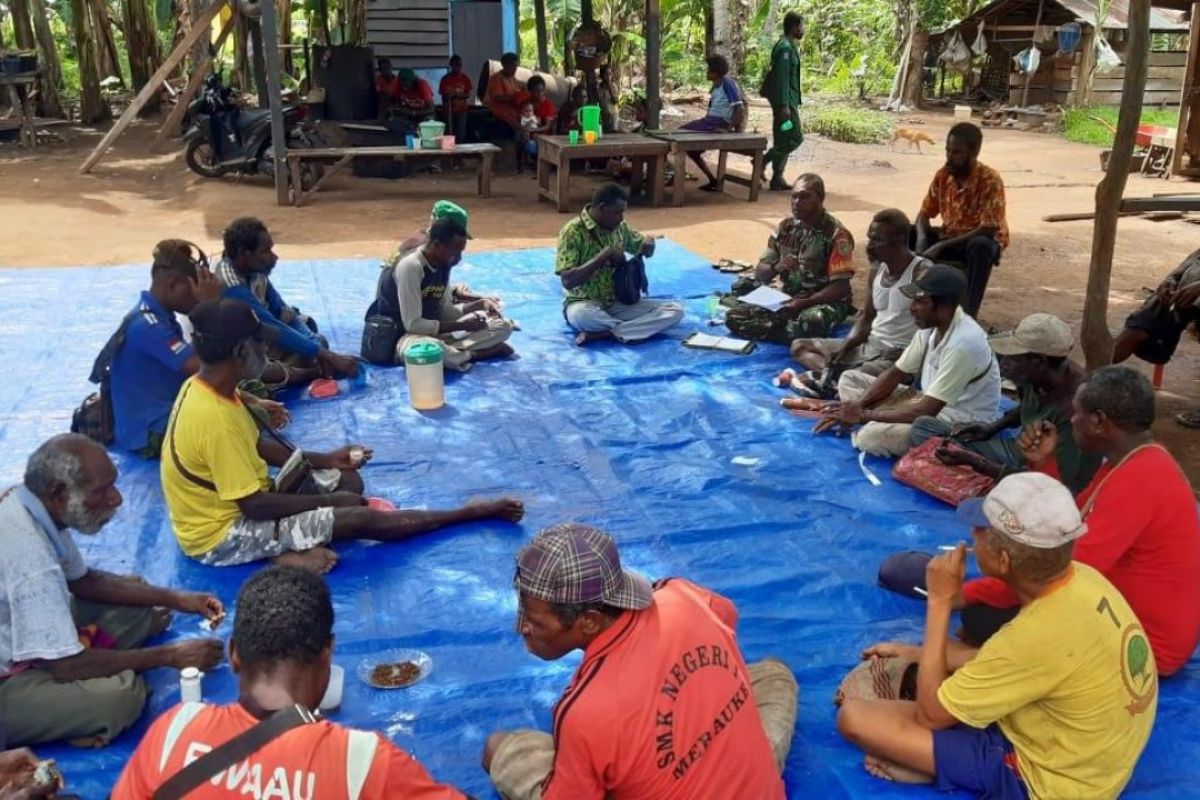 Babinsa Sota Merauke ajak warga untuk saling bergotong royong