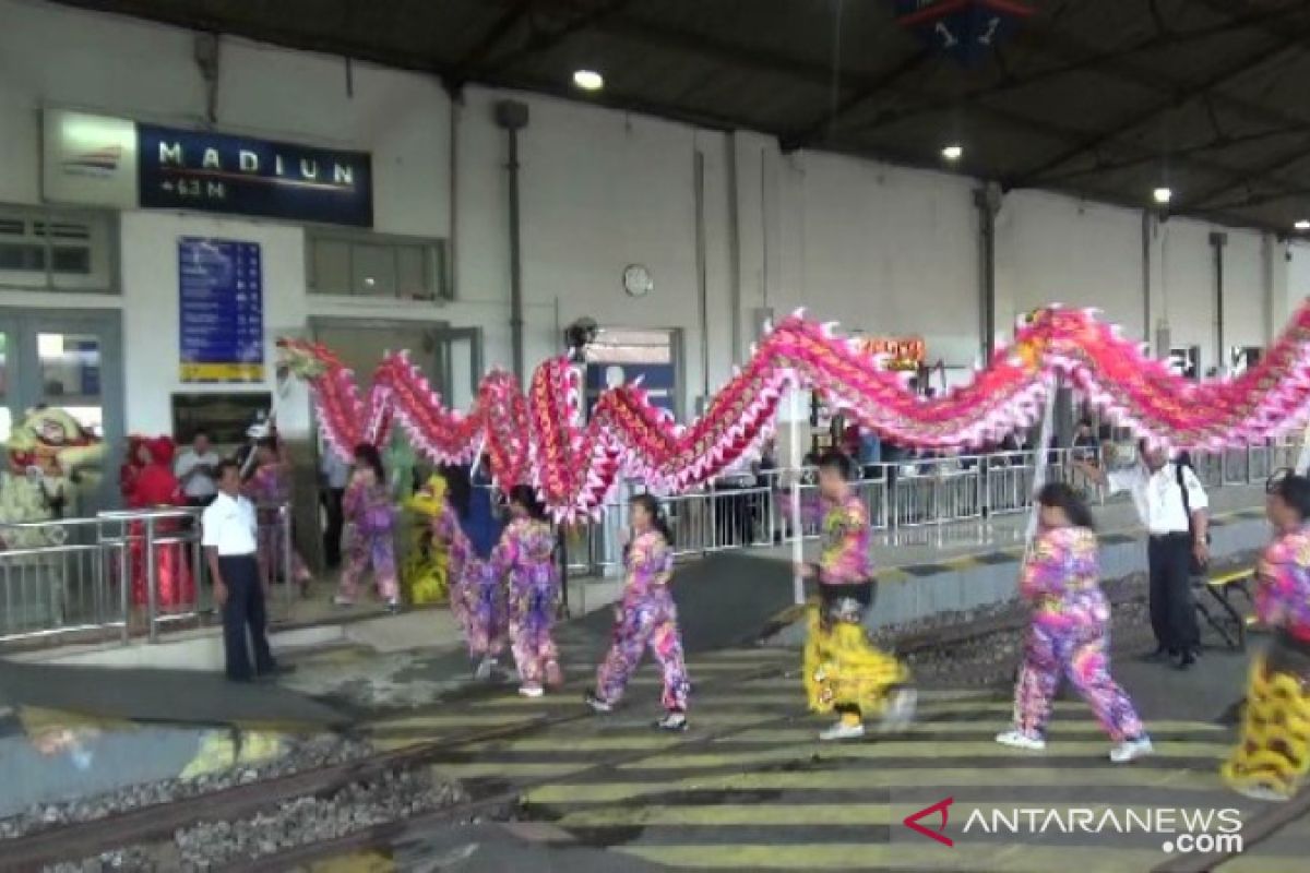 Daop Madiun hibur penumpang kereta dengan atraksi barongsai