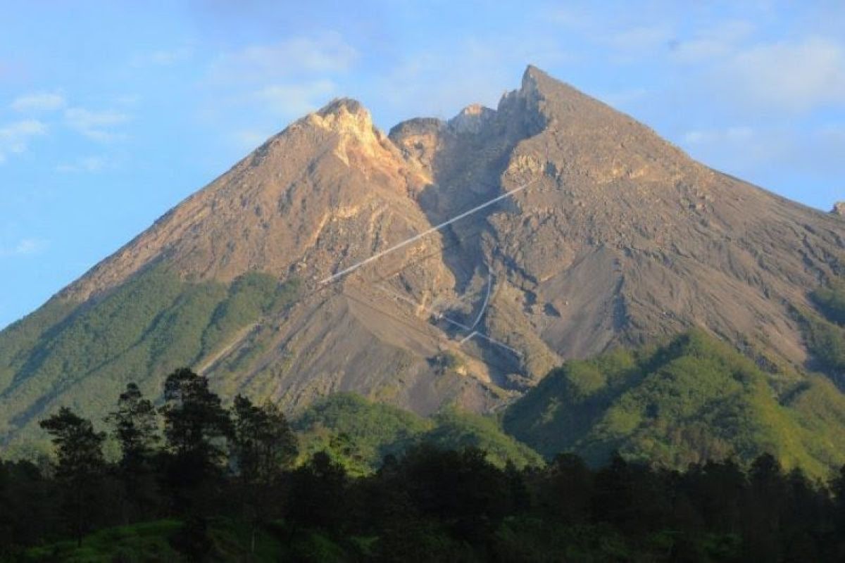 Gunung Merapi tiga kali gempa guguran pada Sabtu