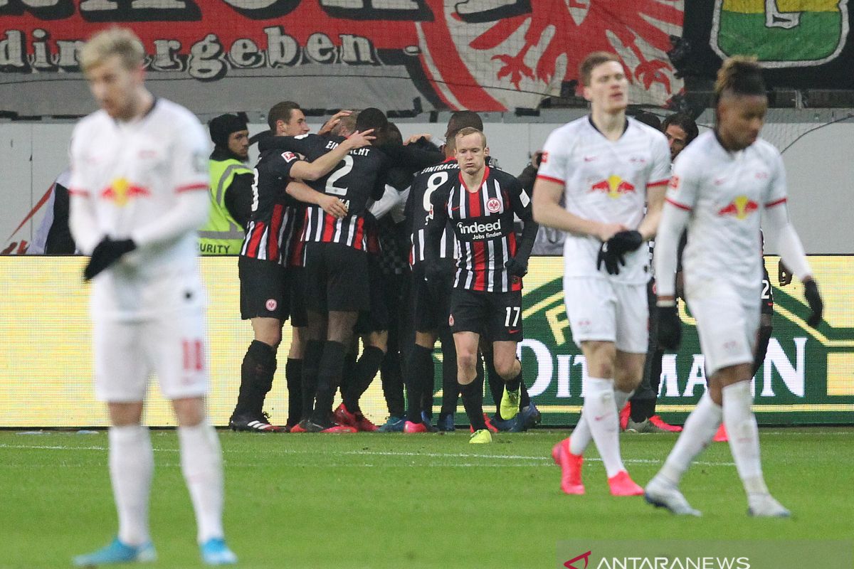 Pemuncak klasemen Leipzig tergelincir di markas Frankfurt 0-2